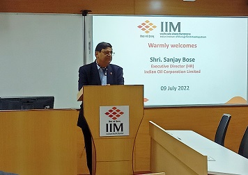 Shri. Sanjay Bose, Executive Director (HR), IOCL delivers an engaging talk at IIMV