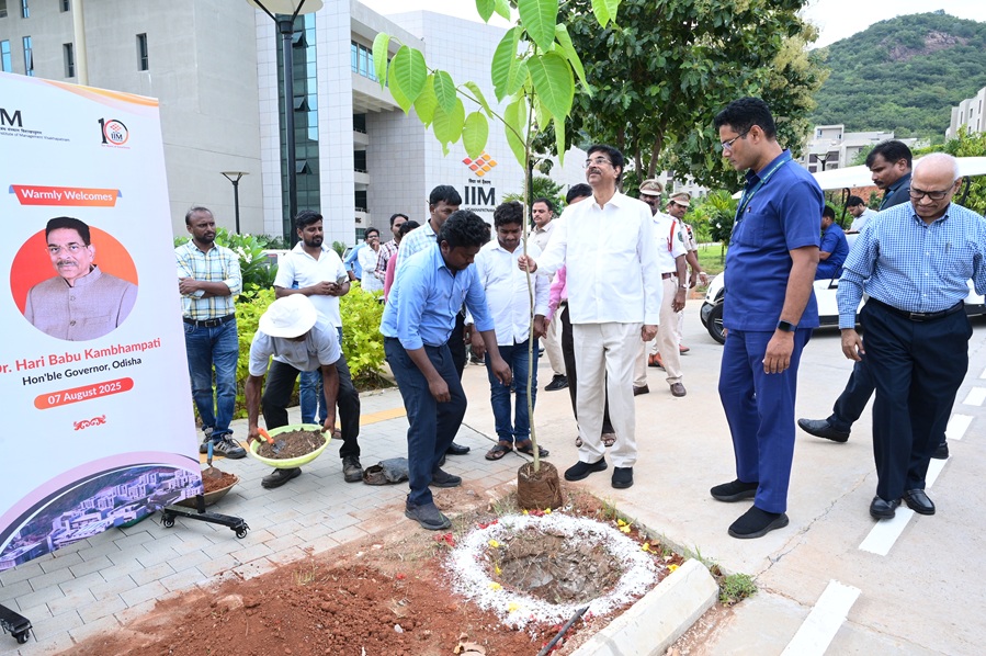  Hon’ble Governor of Odisha Visits IIM Visakhapatnam, Lauds Its Achievements