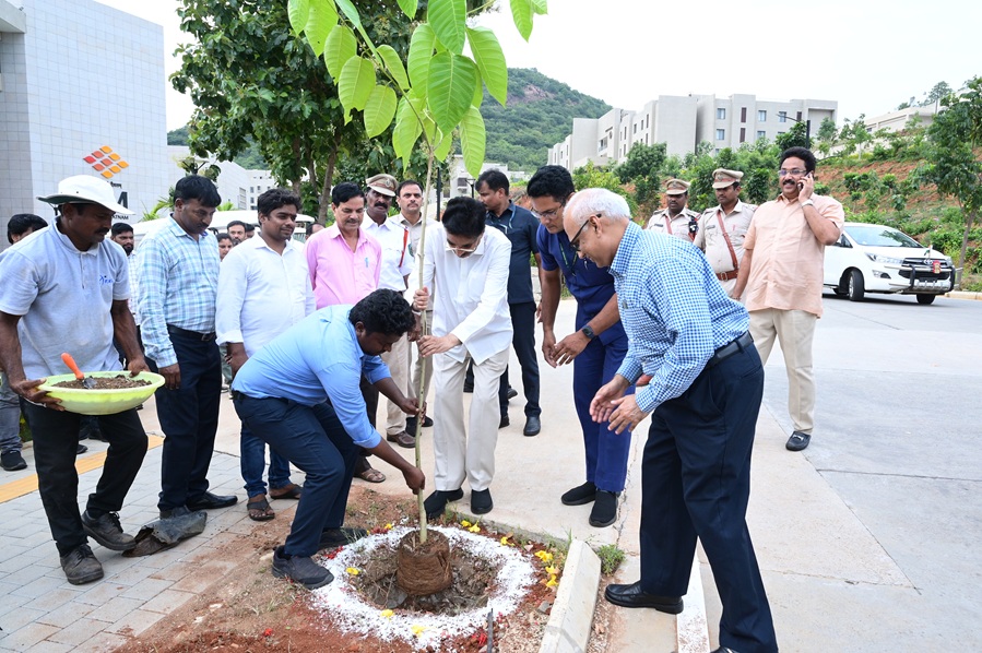  Hon’ble Governor of Odisha Visits IIM Visakhapatnam, Lauds Its Achievements